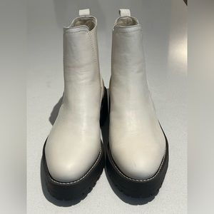 Sam Edelman Woman’s Leather Justina Chelsea Boot Size 8 in Ivory